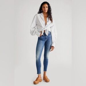 Mother The Looker Ankle Fray Devil in a blue suit size 25
